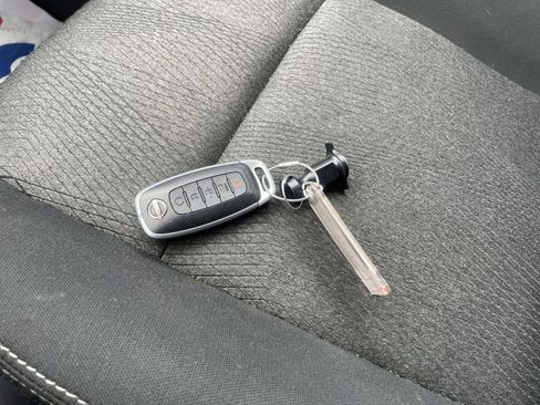 Used 2025 Nissan Rogue SV AWD/4WD image 21