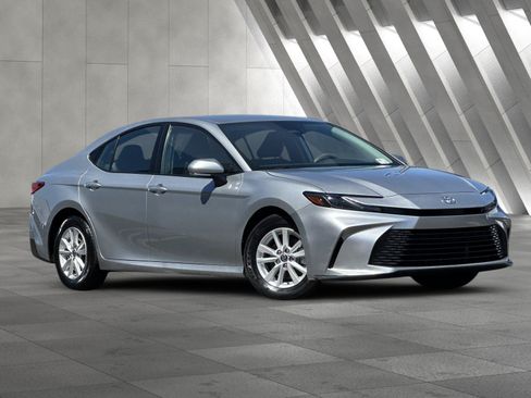Used 2025 Toyota Camry LE FWD image 2