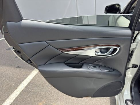 Used 2019 INFINITI Q70 Luxe RWD image 43