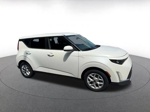 Used 2025 Kia Soul LX w/ LX Technology Package FWD image 2