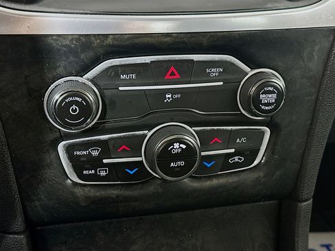 Used 2017 Chrysler 300 C image 16