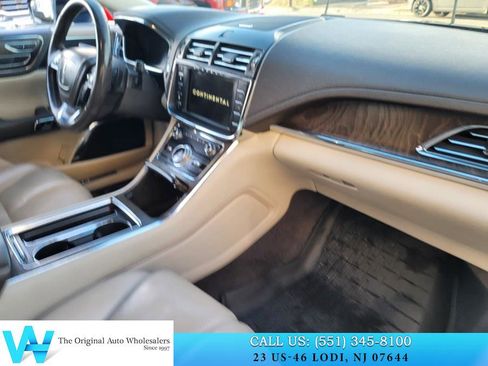 Used 2017 Lincoln Continental Select image 15