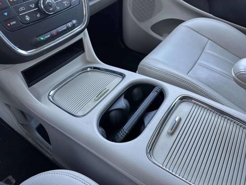 Used 2016 Chrysler Town & Country Touring-L FWD image 30