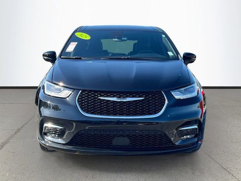 Used 2025 Chrysler Pacifica Select image 2