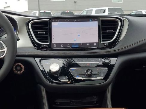 Used 2026 Chrysler Pacifica Pinnacle FWD image 35