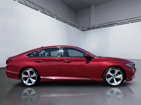 Used 2018 Honda Accord Touring image 3