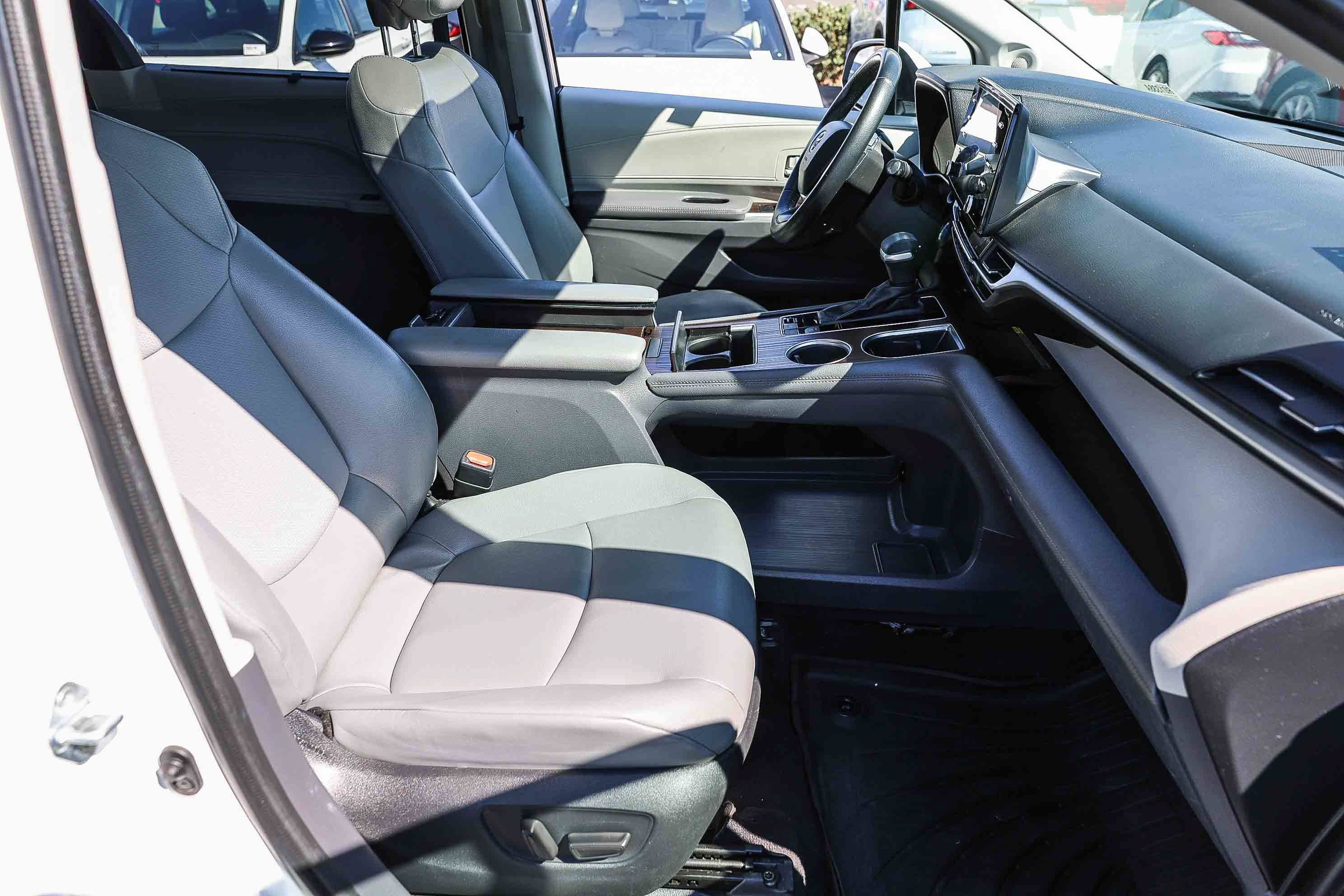 Used 2022 Toyota Sienna XLE w/ XLE Plus Package FWD image 12