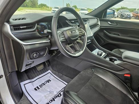 Used 2024 Jeep Grand Cherokee Altitude AWD/4WD image 21