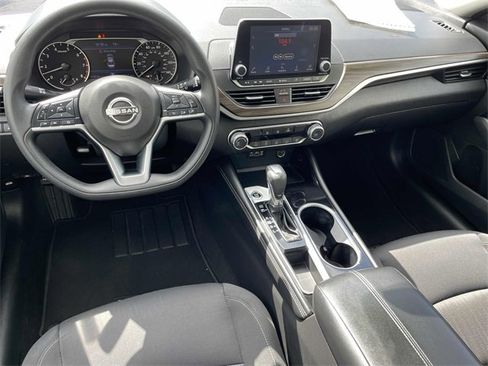 Used 2023 Nissan Altima 2.5 SV image 2