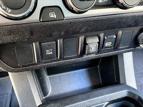 Used 2022 Toyota Tacoma SR5 AWD/4WD image 25