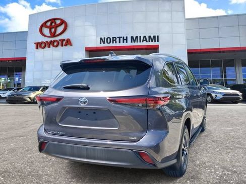Used 2024 Toyota Highlander XLE FWD image 4