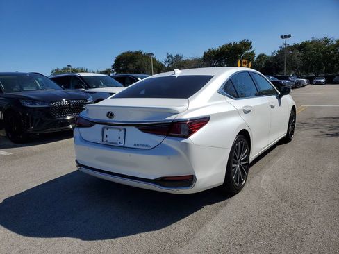 Used 2024 Lexus ES 300h w/ Premium Package image 4