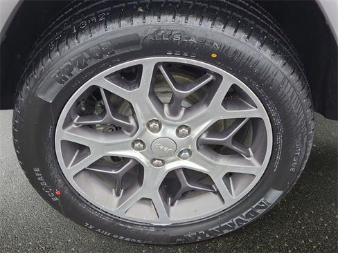 Used 2018 Jeep Grand Cherokee Limited image 36