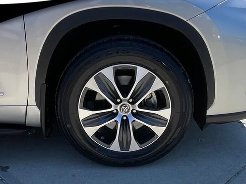 Used 2021 Toyota Highlander XLE AWD/4WD image 9