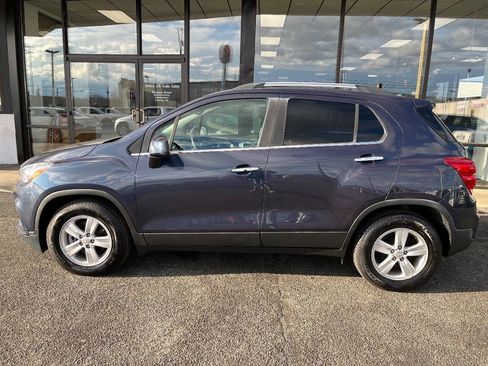 Used 2019 Chevrolet Trax LT w/ LT Convenience Package image 2