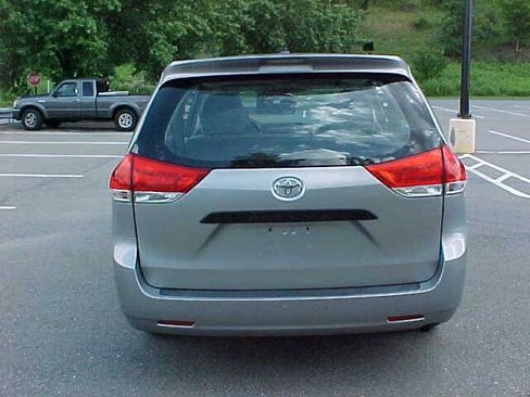 Used 2011 Toyota Sienna w/ Towing Pkg FWD image 10