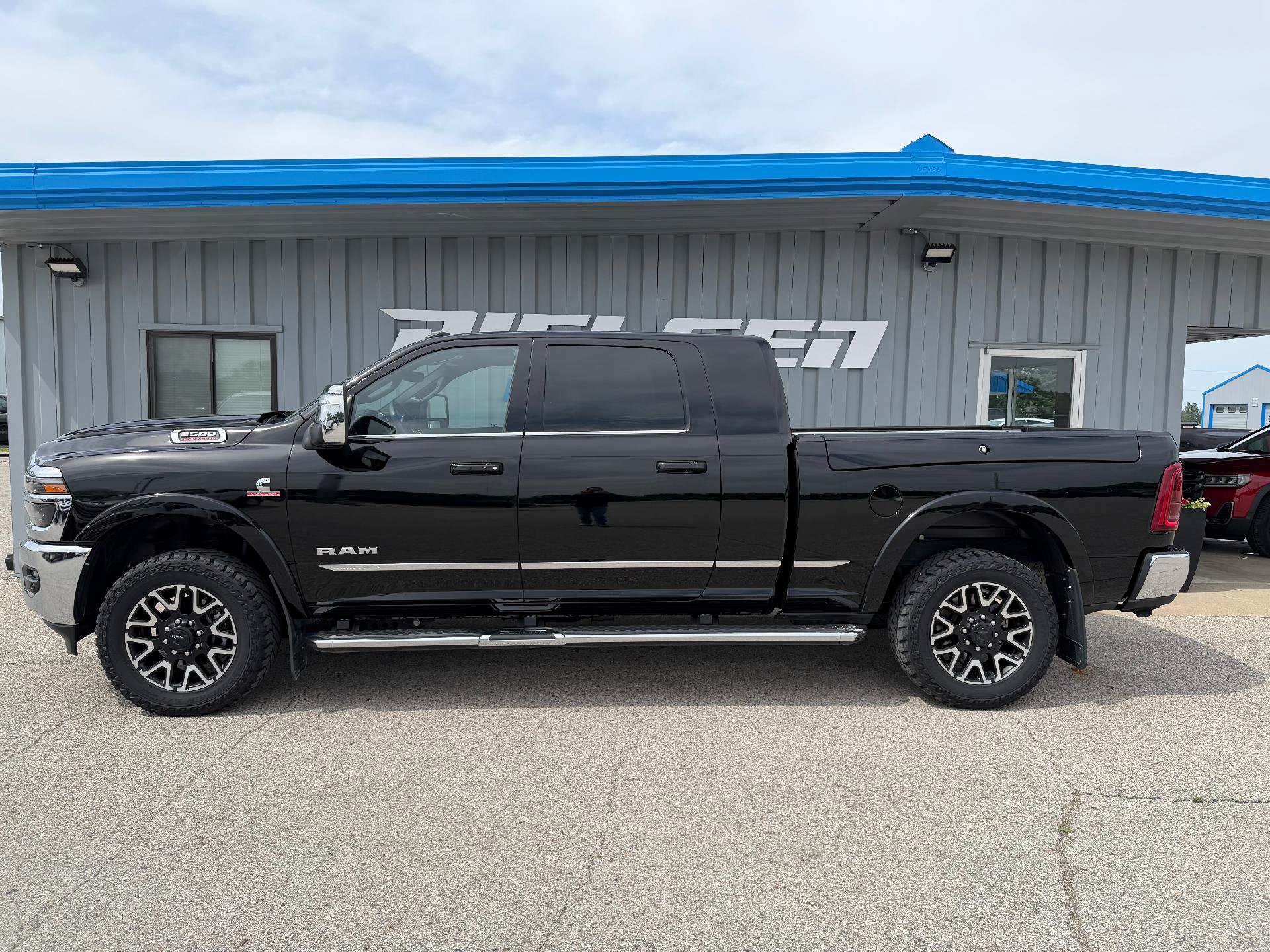 Used 2025 RAM 2500 Limited w/ Cold Weather Group AWD/4WD image 1