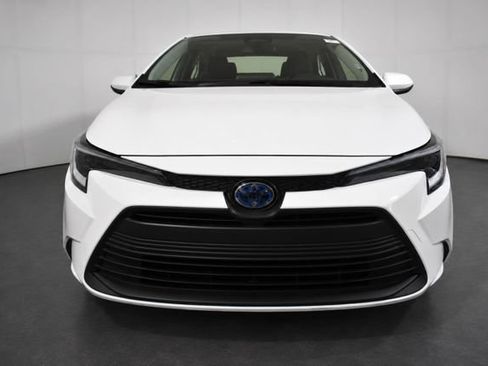 Used 2025 Toyota Corolla LE FWD image 2
