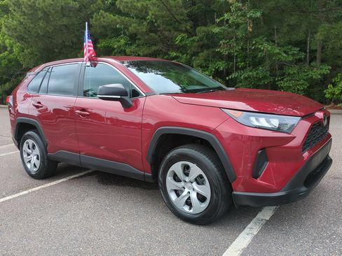 Used 2022 Toyota RAV4 LE FWD image 2