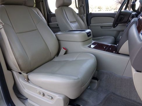 Used 2014 Chevrolet Suburban LTZ image 8