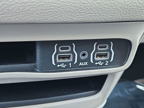 Used 2023 Chrysler Pacifica Touring-L image 32