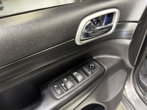 Used 2020 Jeep Grand Cherokee Altitude image 22
