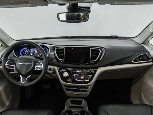 Used 2022 Chrysler Pacifica Touring-L image 12