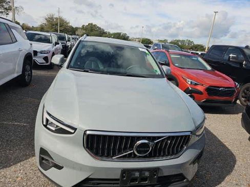 Used 2025 Volvo XC40 B5 Plus image 2