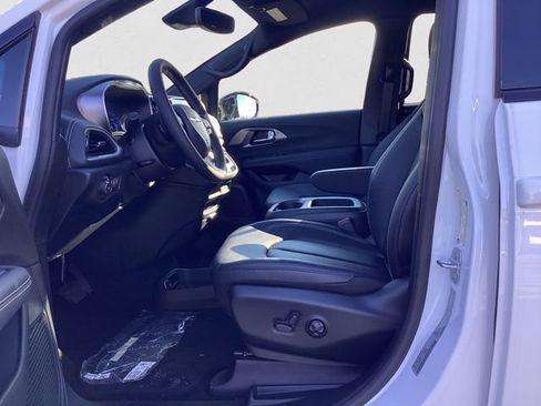 New 2026 Chrysler Pacifica Select w/ S Appearance Package image 10