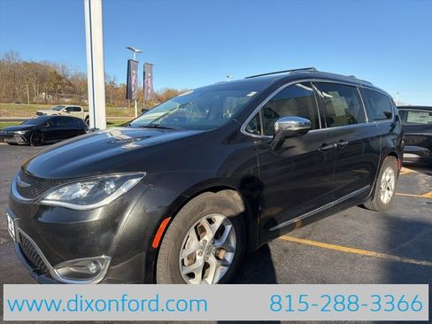 Used 2020 Chrysler Pacifica Limited image 3