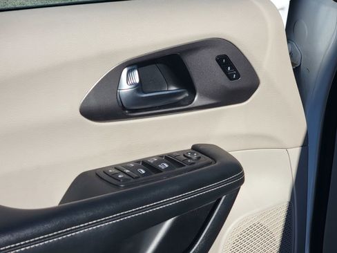 Certified 2023 Chrysler Pacifica Touring-L image 14