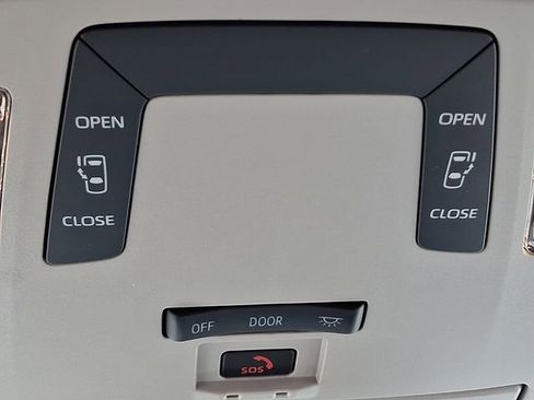Used 2025 Toyota Sienna LE FWD image 25