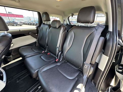 Used 2024 Kia Carnival EX FWD image 21