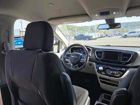 Used 2022 Chrysler Voyager LX FWD image 10