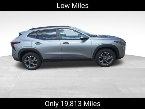 Used 2024 Chevrolet Trax LT w/ Driver Confidence Package FWD image 2