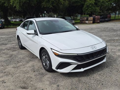 Used 2025 Hyundai Elantra Hybrid FWD image 3