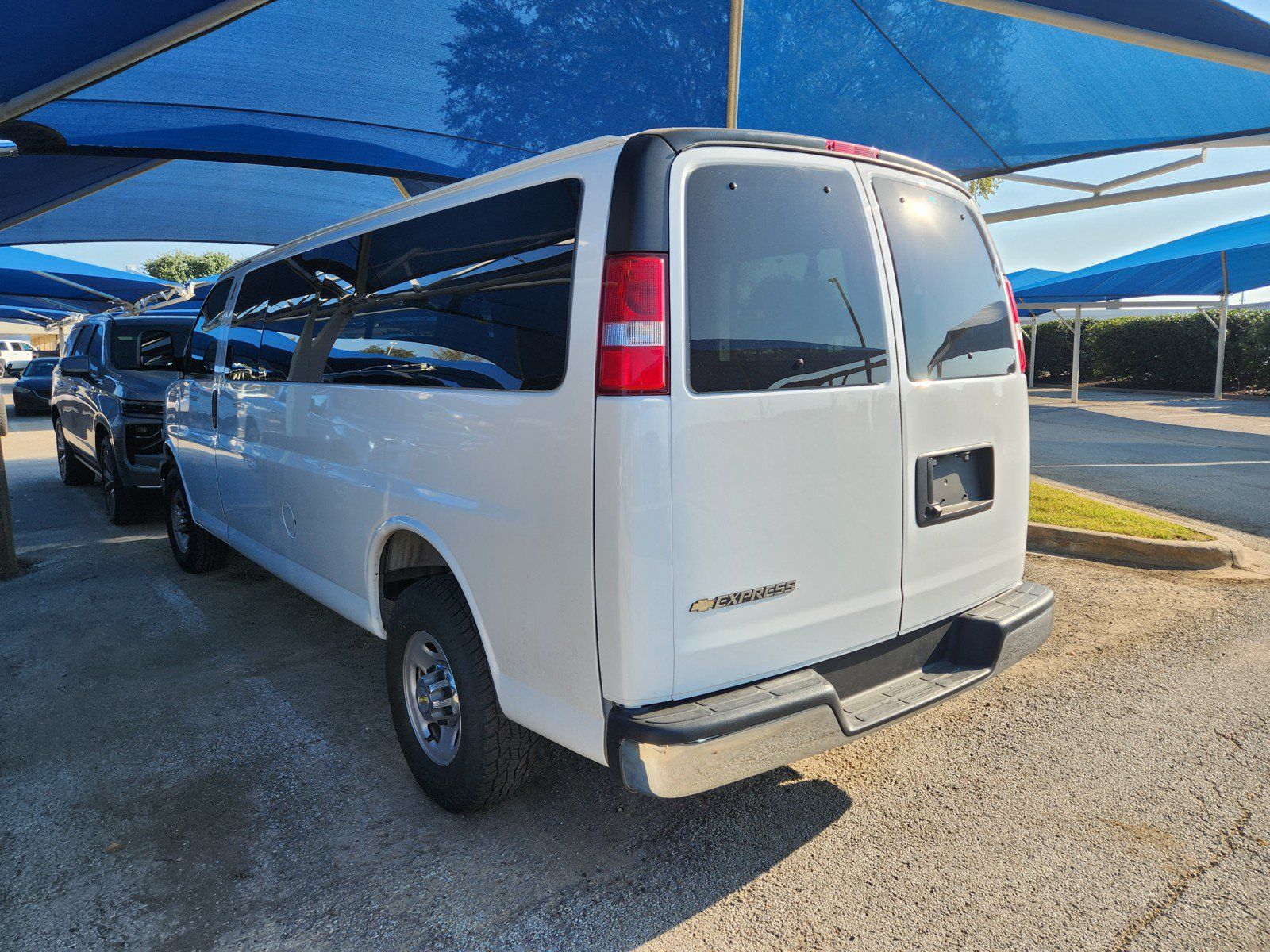 Used 2025 Chevrolet Express 3500 LT w/ LT Preferred Equipment Group RWD image 3