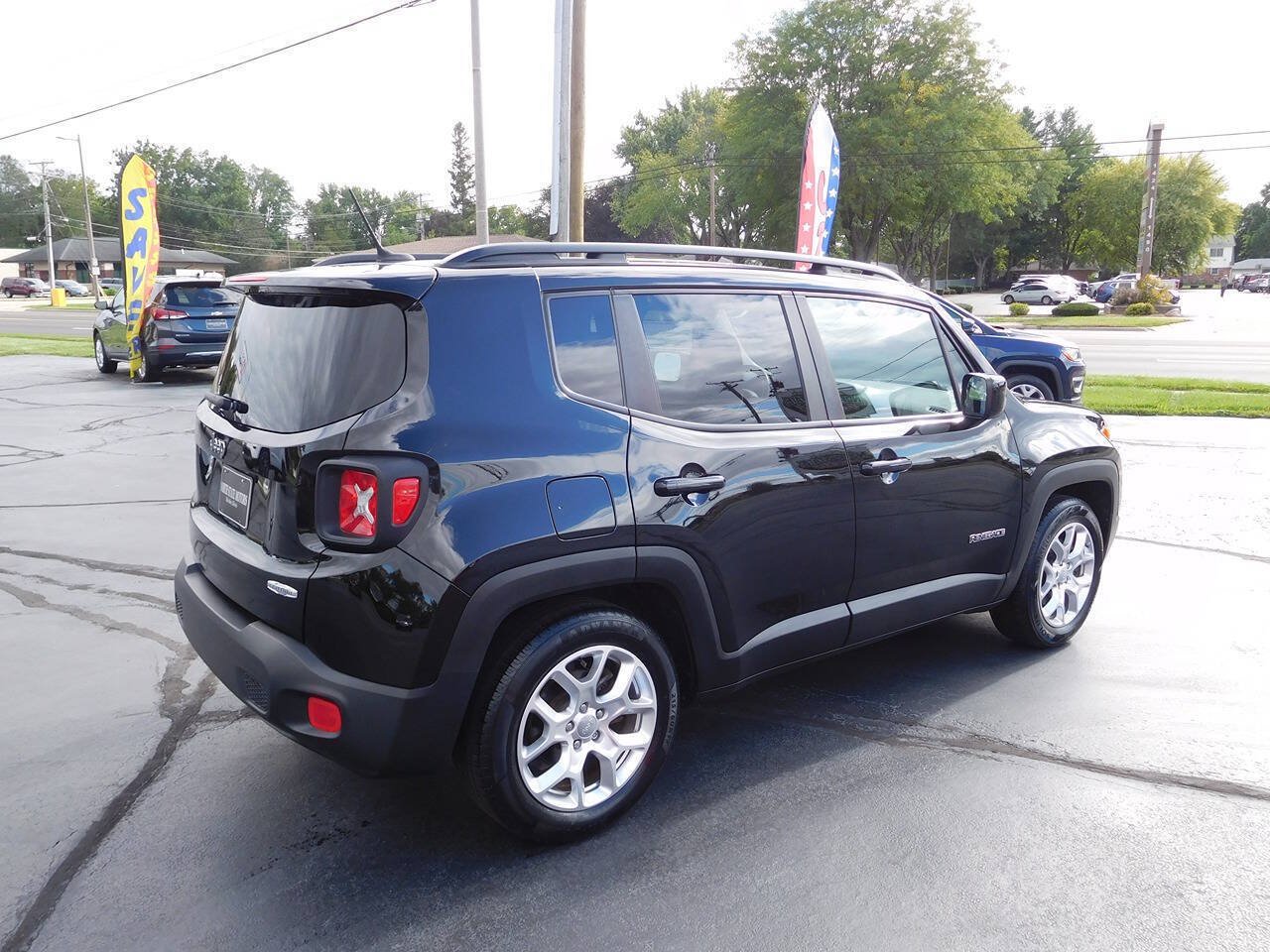 Used 2017 Jeep Renegade Latitude FWD image 3