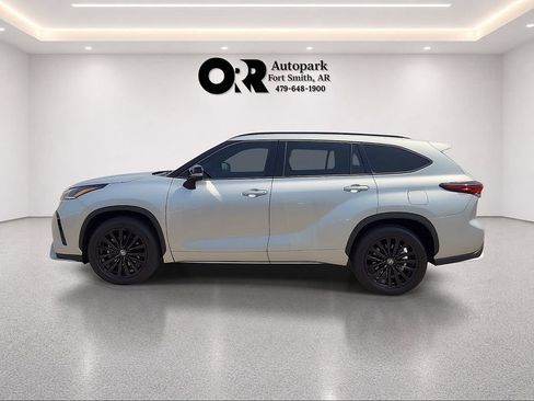 Used 2025 Toyota Highlander XSE AWD/4WD image 3