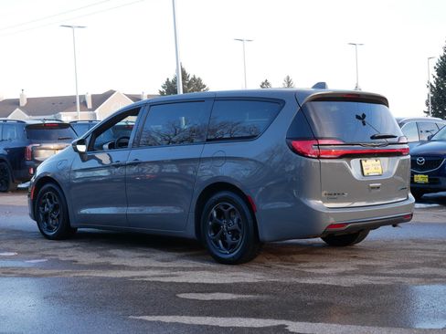 Used 2022 Chrysler Pacifica Limited w/ Uconnect Theater Family Group image 43