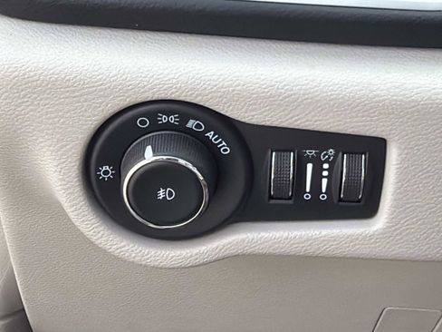 Used 2023 Chrysler Pacifica Touring-L image 16