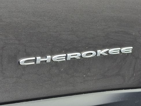 Used 2022 Jeep Cherokee Latitude Lux w/ Sun & Sound Group AWD/4WD image 31