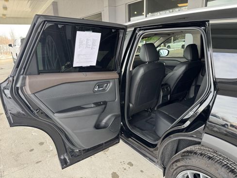 Used 2023 Nissan Rogue SV w/ SV Premium B Package image 10