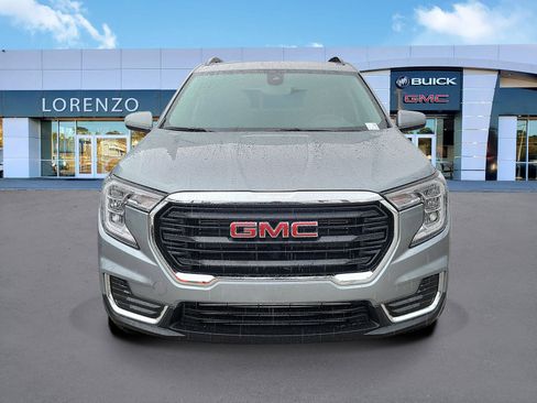 Used 2023 GMC Terrain SLE w/ Driver Convenience Package image 2