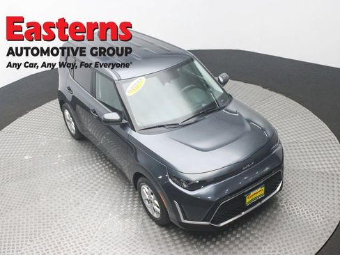 Used 2023 Kia Soul LX w/ LX Technology Package FWD image 3