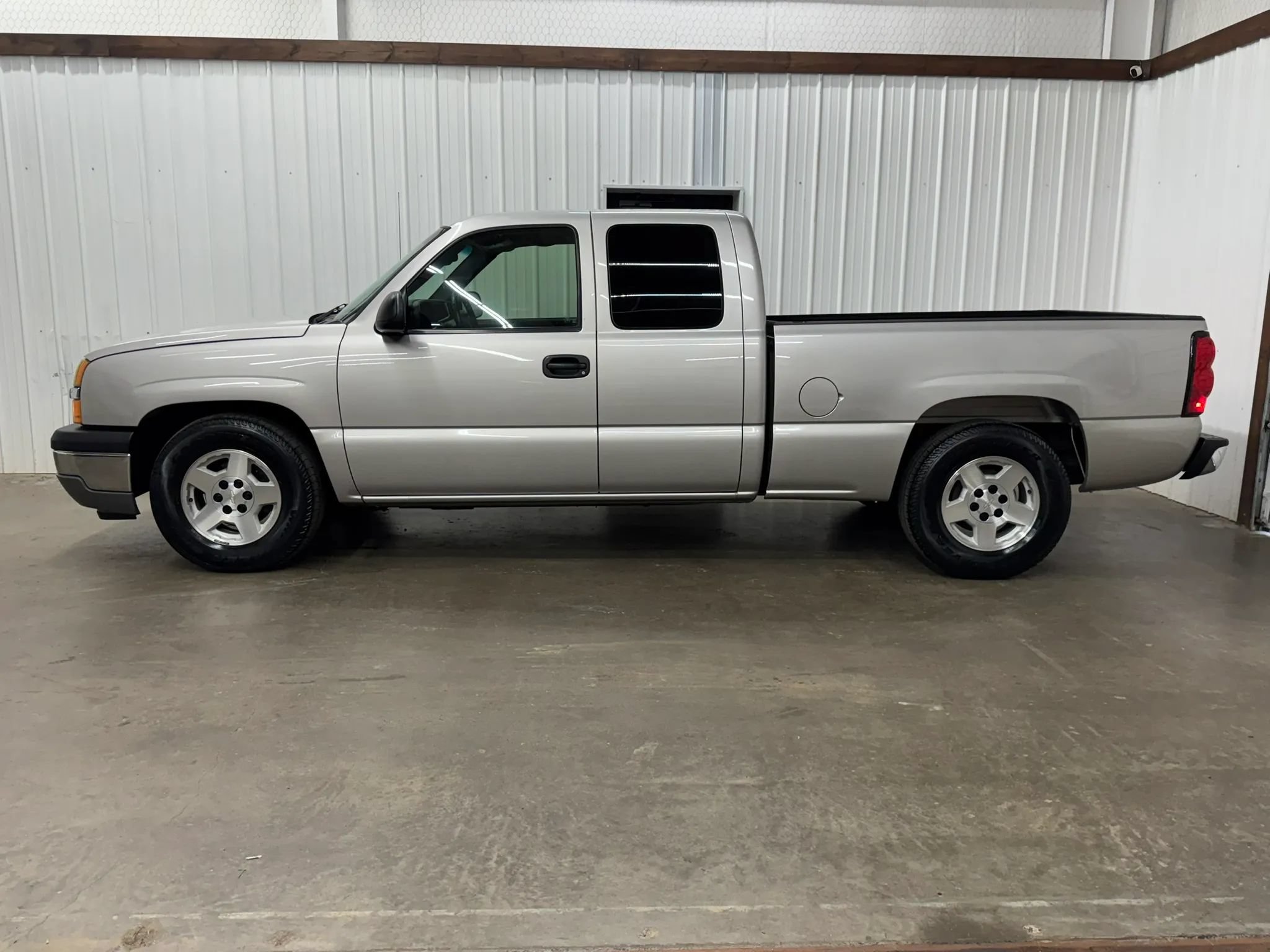 Used 2005 Chevrolet Silverado 1500 LS RWD image 2