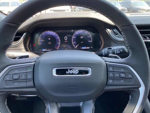 New 2025 Jeep Grand Cherokee Altitude image 14