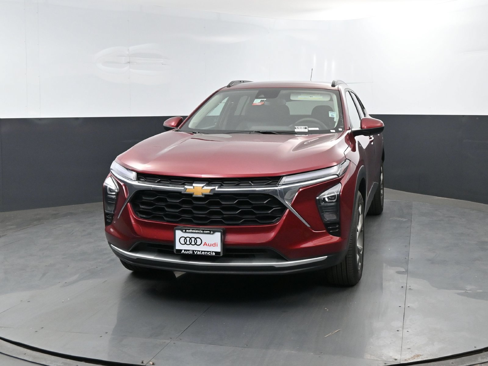 Used 2025 Chevrolet Trax LT FWD image 2