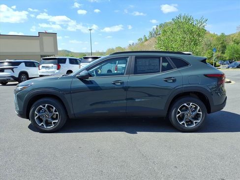 New 2026 Chevrolet Trax LT w/ LT Convenience Package FWD image 2