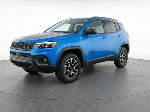 Used 2025 Jeep Compass Trailhawk image 3